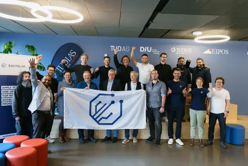 Dieses Bild zeigt die erste Gruppe von Startups, die am ExciteLab-Accelerator-Programm teilnehmen